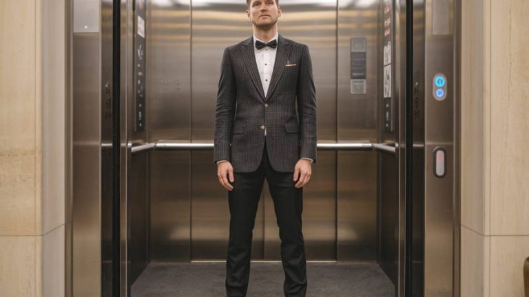 “Exploring the psychology of confidence: How elevator shoes impact self-esteem and presence”