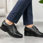 Black or brown shoes with khakis: how to choose the right color